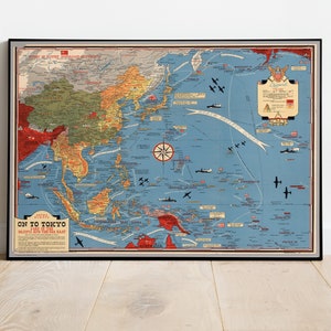 Puede incluir: Un mapa vintage que muestra la ruta del ataque de Doolittle a Tokio, Japón, durante la Segunda Guerra Mundial. El mapa está impreso sobre un fondo azul con marcas rojas, amarillas y verdes. El mapa incluye una leyenda y una brújula.