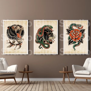 Puede incluir: Tres impresiones de arte flash de tatuaje de estilo vintage que representan un pantera negra, una serpiente envuelta alrededor de una rosa y una serpiente envuelta alrededor de la cabeza de un pantera. Las impresiones están enmarcadas y colgadas en una pared.