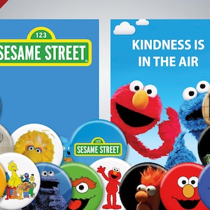 Puede incluir: Un conjunto de botones de 5,7 cm de diámetro con personajes de Plaza Sésamo. Los botones son coloridos y presentan personajes como Big Bird, Elmo, Cookie Monster y Bert y Ernie. Los botones tienen el logotipo de Plaza Sésamo y el texto "123 Plaza Sésamo" y "La amabilidad está en el aire".