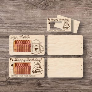 Puede incluir: Tarjeta de cumpleaños de madera con diseños cortados con láser. La tarjeta presenta el texto "Happy Birthday!" y "Here is your first million." Un diseño incluye una jarra de cerveza, y otro muestra un pastel. La tarjeta es de madera clara.