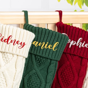 Chaussettes de Noël brodées Chaussettes de Noël personnalisées Chaussettes de Noël en tricot à monogramme Cadeaux de Noël image 2