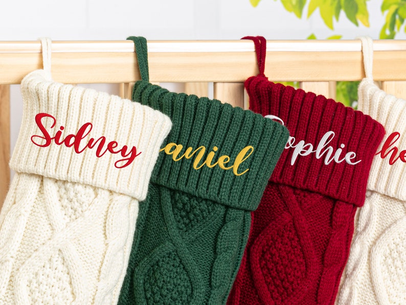 Chaussettes de Noël brodées Chaussettes de Noël personnalisées Chaussettes de Noël en tricot à monogramme Cadeaux de Noël image 2