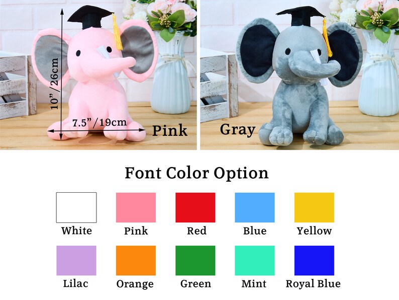 Puede incluir: Dos peluches de elefante con gorros y batas de graduaci&oacute;n. El elefante de la izquierda es rosa y el de la derecha es gris. Ambos elefantes miden 25 cm de alto y 19 cm de ancho. La imagen tambi&eacute;n muestra una tabla de opciones de color de fuente para la personalizaci&oacute;n.