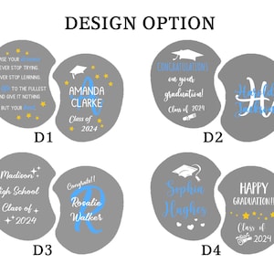 Puede incluir: Diez dise&ntilde;os de graduaci&oacute;n diferentes para un regalo personalizado. Cada dise&ntilde;o presenta un fondo gris con acentos azules y dorados. Los dise&ntilde;os incluyen texto como "&iexcl;Felicidades por tu graduaci&oacute;n!" y "Clase de 2024".
