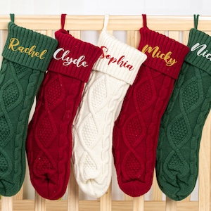 Chaussettes de Noël brodées Chaussettes de Noël personnalisées Chaussettes de Noël en tricot à monogramme Cadeaux de Noël image 1