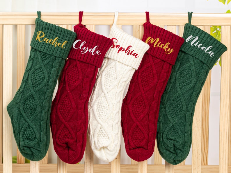 Chaussettes de Noël brodées Chaussettes de Noël personnalisées Chaussettes de Noël en tricot à monogramme Cadeaux de Noël image 1