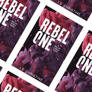 Puede incluir: Portada de libro con el título "Rebel One" en texto blanco con un efecto grunge. El fondo es un diseño abstracto de color morado oscuro y rojo con un efecto borroso. El texto "A Melkin Series Novel" también está en la portada.