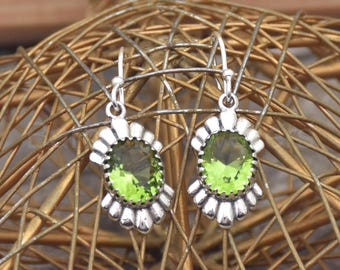 Sterlingzilveren peridootoorbellen: handgemaakte 925 zilveren designersieraden