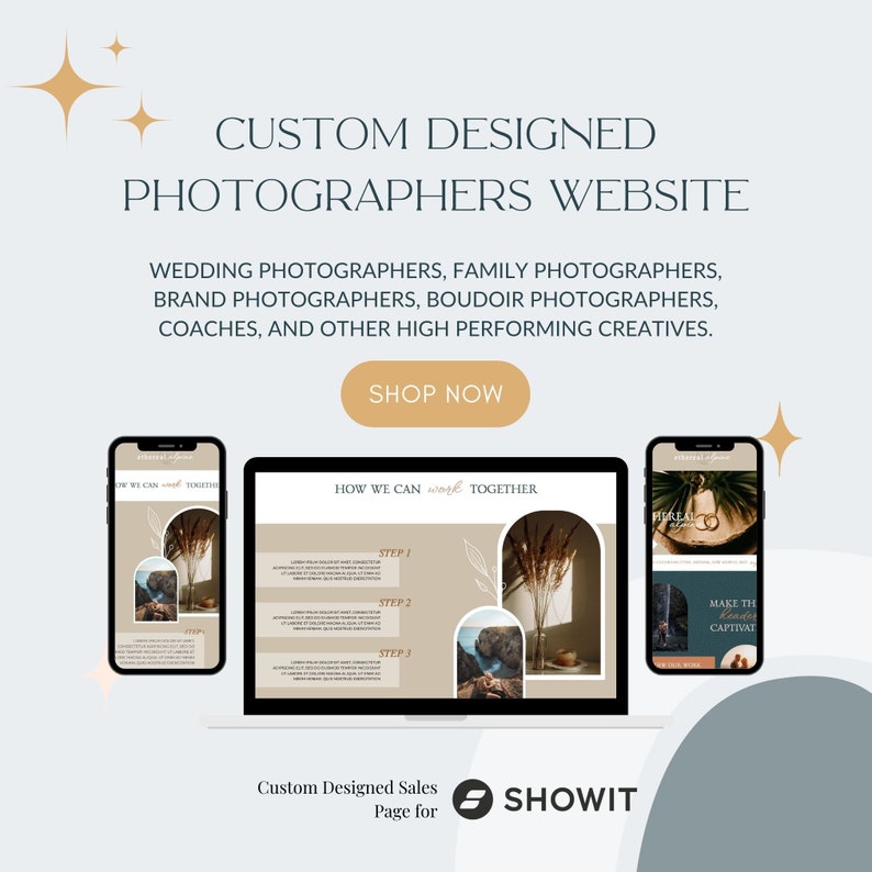 Op de afbeelding: Advertentie voor website-ontwerp voor fotografen. De afbeelding toont een laptop en twee smartphones met website-mockups. Tekst bevat "Custom Designed Photographers Website" en "Shop Now."