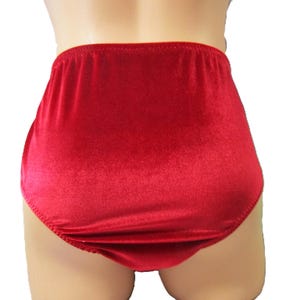 Puede incluir: Bragas de terciopelo rojo de cintura alta. La cintura el&aacute;stica es visible y la tela tiene un aspecto suave y brillante. La ropa interior est&aacute; dise&ntilde;ada con cobertura total.