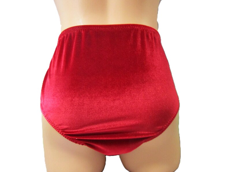 Puede incluir: Bragas de terciopelo rojo de cintura alta. La cintura el&aacute;stica es visible y la tela tiene un aspecto suave y brillante. La ropa interior est&aacute; dise&ntilde;ada con cobertura total.