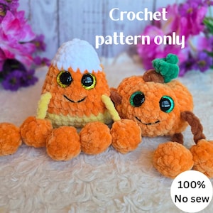 Könnte beinhalten: Zwei Plüschtiere, ein Zuckermais und ein Kürbis, aus orangefarbenem, gelbem, weißem und grünem Garn mit großen schwarzen Augen. Der Text lautet Crochet pattern only und 100% No sew. Der Zuckermais hat eine weiße Spitze, eine orange Mitte und eine gelbe Basis.