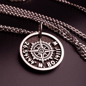 Kompasketting heren Personaliseer de coördinaathanger met jouw coördinaten of tekst. Aangepaste Polaris-hanger Poolster cadeau voor Vaderdag