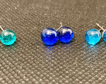 Puces d’oreilles en verre Murano transparent bleu de petites tailles sur tige inox