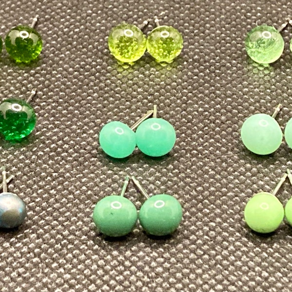 Puces d’oreilles en verre Murano vertes unies de petites  tailles.