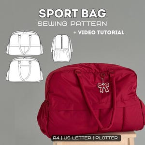 Może przedstawiać: Czerwona torba sportowa z białą zawieszką w kształcie kokardy. Obraz zawiera wzór szycia z trzema projektami toreb i tekst "SPORT BAG SEWING PATTERN + VIDEO TUTORIAL". Torba stoi na drewnianym stołku.