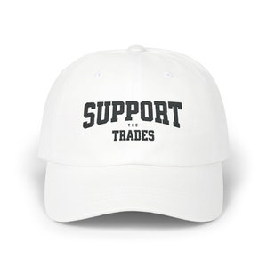 Puede incluir: Gorra de béisbol blanca con texto bordado en negro que dice "SUPPORT THE TRADES".