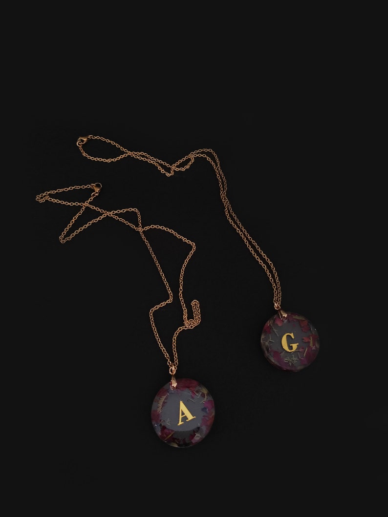 Pendentif fait main personnalisé avec des fleurs pressées et une lettre, bijoux époxy, idée cadeau image 3