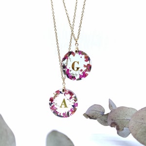 Pendentif fait main personnalisé avec des fleurs pressées et une lettre, bijoux époxy, idée cadeau image 1