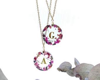 Pendentif fait main personnalisé avec des fleurs pressées et une lettre, bijoux époxy, idée cadeau