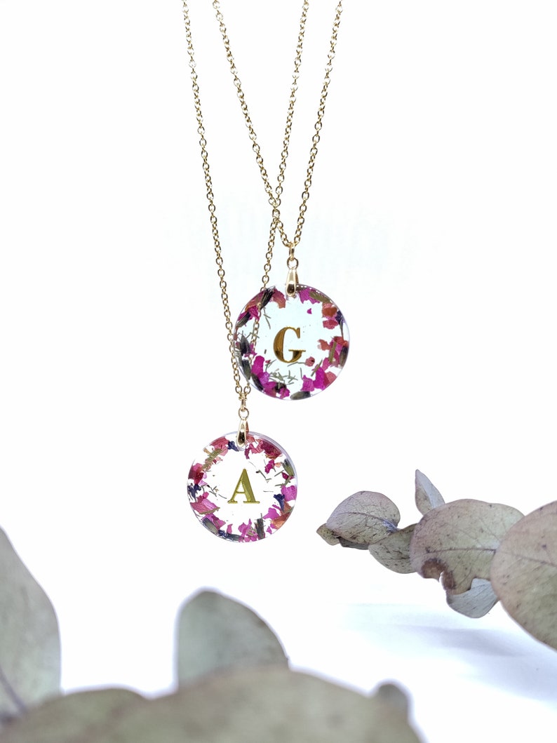 Pendentif fait main personnalisé avec des fleurs pressées et une lettre, bijoux époxy, idée cadeau image 1