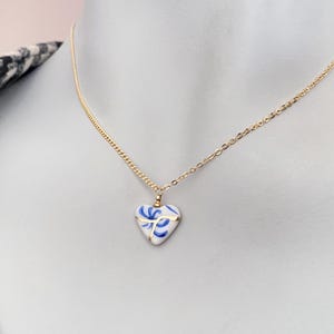 Delftblått kintsugi-hjärthalsband i kallt porslin
