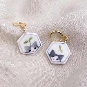 Orecchini in porcellana fredda con gatti e germogli - placcati oro 18k