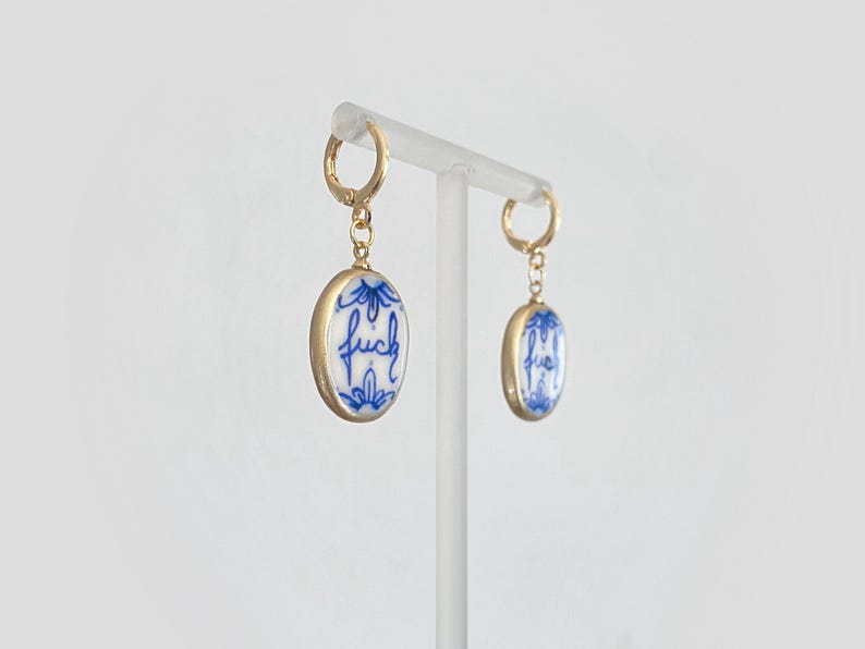 Delft blue cold porcelain ornament earrings „fuck“ -18k gold-plated image 3