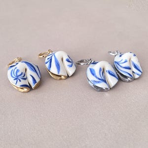 Pendientes de galleta de la fortuna de porcelana fría azul de Delft - chapados en oro de 18k