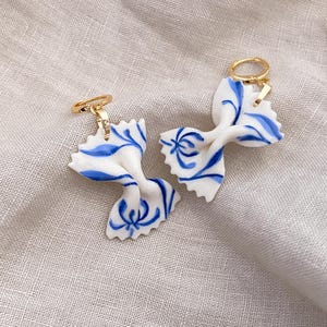Pendientes farfalle de porcelana fría azul de Delft con baño de oro de 18 quilates