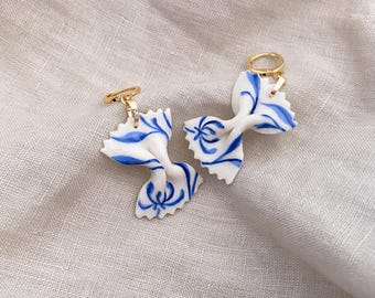 Pendientes farfalle de porcelana fría azul de Delft con baño de oro de 18 quilates