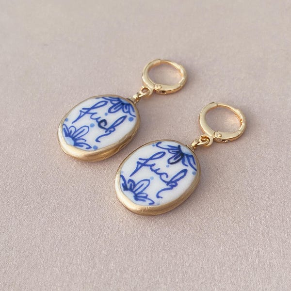 Boucles d'oreilles ornementales en bleu de Delft « fuck » - plaquées or 18 carats