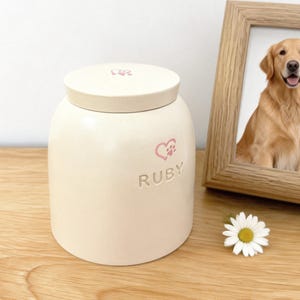 Gepersonaliseerde urnen met hartvormige pootafdrukken: aangepaste crematiepot voor hondenkat