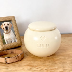 Puede incluir: Un juego de tres tazas de cerámica con un acabado mate moteado. Las tazas son en tonos crema, gris claro y gris oscuro. Cada taza tiene un diseño simple y minimalista, ideal para café o té.
