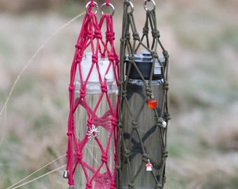 Paracord water bottle bag - Detachable adjustable shoulder strap - Hiking accessory - Customizable with charms - Handmade - macrame