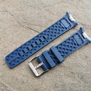 Pu&ograve; includere: Un cinturino da orologio in gomma blu con fibbia argentata. Il cinturino ha un motivo testurizzato ed &egrave; progettato per un orologio con un'ampiezza dell'anse di 22 mm.