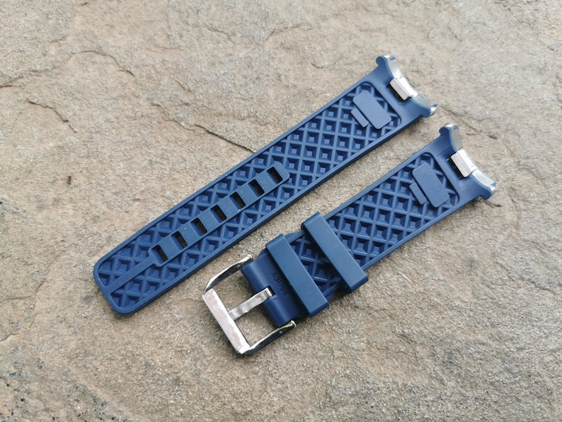 Pu&ograve; includere: Un cinturino da orologio in gomma blu con fibbia argentata. Il cinturino ha un motivo testurizzato ed &egrave; progettato per un orologio con un'ampiezza dell'anse di 22 mm.