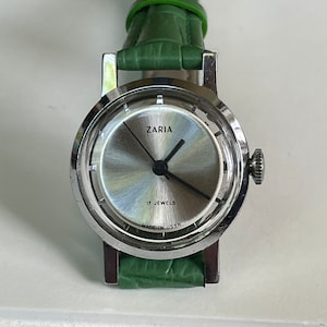 Elegante orologio da polso da donna vintage URSS degli anni '70 Zaria con cassa scheletrata color argento, orologio da polso da donna vintage sovietico con scheletro, regalo di orologio retrò