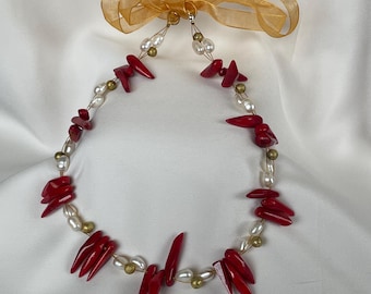 Vintage jaren 1980 natuurlijke rode koraaltak en witte gekweekte parels met kralen handgemaakte damesketting, vintage rode koraal en parels ketting