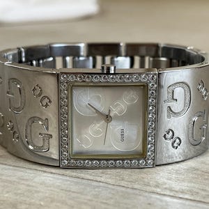 Reloj Guess Para Mujer, Pulsera En Tono Plateado De 28 Mm Con Esfera Rosa - Venta Internacional