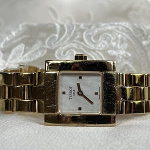 Elegante reloj de vestir Tissot vintage suizo de cuarzo pequeño para mujer de los años 80, con caja dorada y esfera blanca de nácar. Reloj de cóctel para mujer, regalo perfecto.
