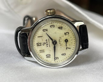 Élégante montre-bracelet pour femme française vintage des années 1960, Yema, boîtier de couleur argentée, montre-bracelet mécanique française vintage pour femme, cadeau pour femme montre rétro