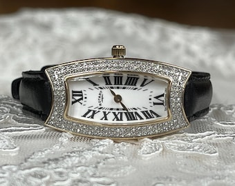 Elegante 1980er Jahre Vintage Schweizer kleine Quarzuhr Damen Kleideruhr Drehgoldton Gehäuse mit Zirkonen besetzt, Vintage Damen Quarzuhr.