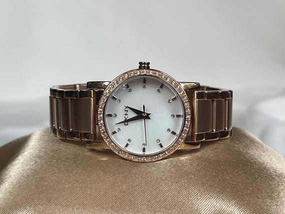 Elegant 1990's Vintage Quartz Mid Size Ladies Dress Watch Donna