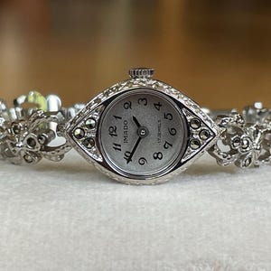 Splendido orologio da donna vintage svizzero del 1970 con cassa color argento Imado e bracciale in acciaio inossidabile color argento intarsiato con marcasiti.