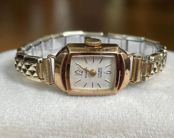 DOXA 手巻き腕時計 スイス製 ビンテージ シルバー ラウンドフェイス ヴィンテージ DOXA スイス製自動巻き腕時計、ラウンド型シルバー文字盤