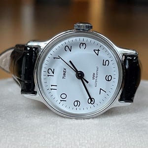 Orologio da polso vintage americano da donna degli anni '60, cassa color argento Timex, piccolo orologio meccanico vintage da donna, orologio da polso retrò da donna, regalo