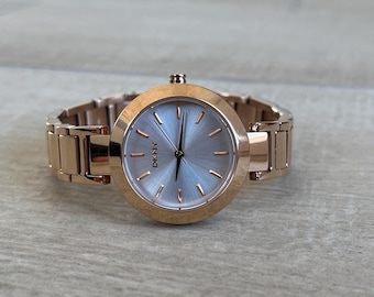 Elegante reloj de vestir vintage de cuarzo de tamaño mediano para mujer de 1990, marca Donna Karan DKNY, con caja color oro rosa. Reloj de cóctel retro para mujer. Regalo ideal para mujer.