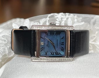 Elegante 1990er Vintage Schweizer mittelgroße Quarzdamenkleideruhr Gems 41 Diamanten Lünette silberfarbenes Gehäuse, Vintage Frauen Cocktailuhr