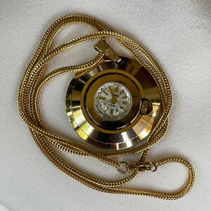 Reloj colgante suizo vintage de los años 60 para mujer, marca Vonos, con caja dorada. Elegante reloj de collar suizo color dorado. Regalo retro para mujer.